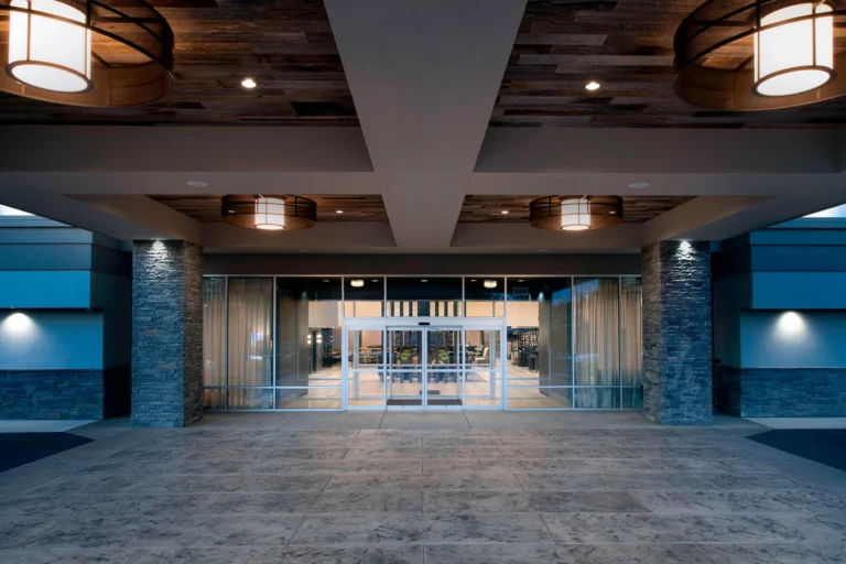 delta-hotels-seattle-everett-entrance