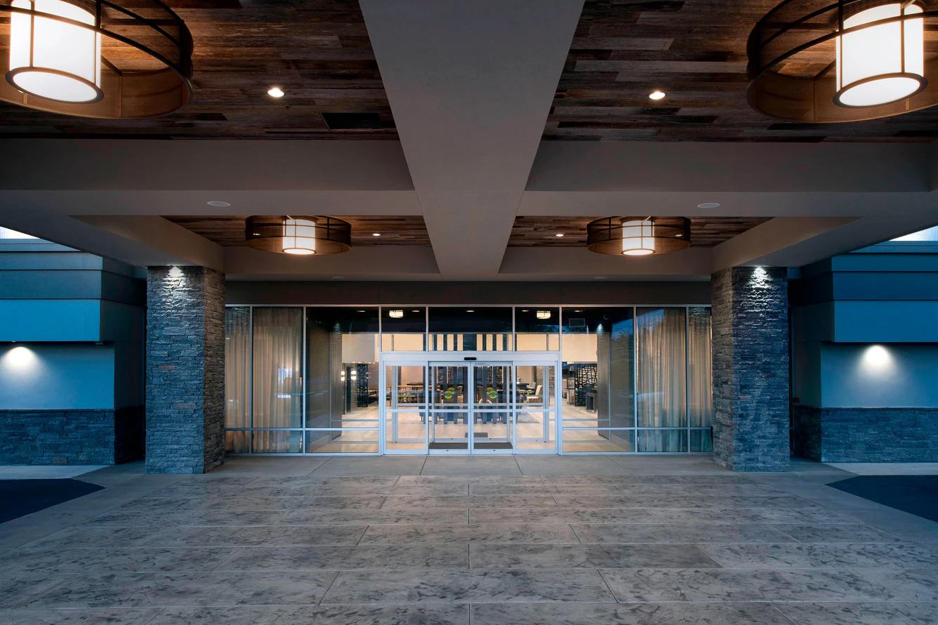delta-hotels-seattle-everett-entrance